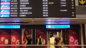 Decenas de miles de personas quedan varadas en Oriente Medio mientras la guerra de Irán complica las rutas de regreso a casa