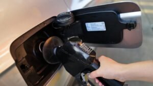 Trump ha prometido grandes reembolsos de impuestos este año, pero los estadounidenses probablemente los gastarán en gasolina.