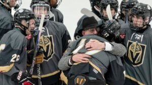 Jugador de hockey que perdió a su familia en un tiroteo en Rhode Island anota el gol de la victoria en doble tiempo extra