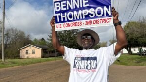 El veterano representante federal Benny Thompson derrota a un joven retador demócrata en las primarias de Mississippi