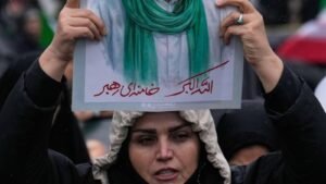 Estados Unidos bombardeó instalaciones militares en islas iraníes mientras Trump amenaza la infraestructura petrolera de Irán