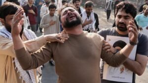 Al menos seis personas murieron cuando los chiítas atacaron el consulado de Estados Unidos en Pakistán para protestar por el asesinato del líder supremo de Irán.