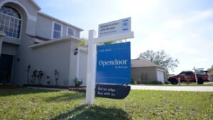 Una revuelta por el impuesto a la propiedad se extendió por todo el estado, pero los recortes del año electoral afectaron a los oponentes