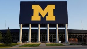 El ex entrenador de apoyadores de Michigan, Chris Partridge, demandó a la universidad por despido