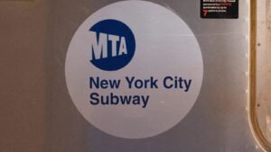 Anciano muere tras ser atropellado en las vías del metro, acusado de asesinato