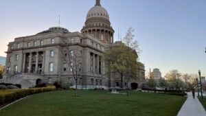 Un amplio proyecto de ley de Idaho penalizaría el uso de baños transgénero en empresas privadas