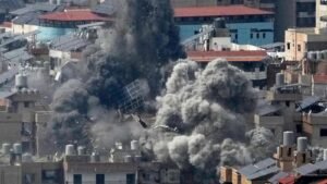 Los ataques de Irán tienen como objetivo a los estados del Golfo mientras los bombardeos estadounidenses advierten sobre una intensificación