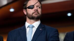 El retador republicano Steve Toth desbanca al representante Dan Crenshaw en las primarias de Texas