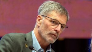 El gobernador de Wyoming firma la prohibición del aborto después de casi 6 semanas, pero cita conceptos erróneos