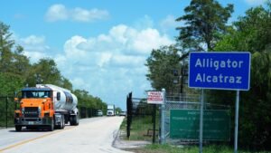 Juez ordena mejor acceso a abogado en ‘Alligator Alcatraz’ en Florida