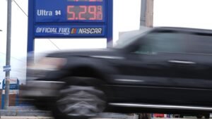 Los precios de la gasolina superan los $4 en promedio por un galón de gasolina regular en EE. UU., el nivel más alto desde 2022