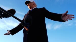 Dos semanas después de la guerra con Irán, Trump vuelve a pisarle los talones políticos