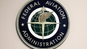 La avioneta realizó un aterrizaje de emergencia en el río Hudson, 2 personas nadaron hasta un lugar seguro