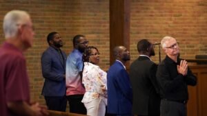 2 pastor de Ohio emerge como un aliado confiable de los inmigrantes haitianos en medio de la represión de Trump