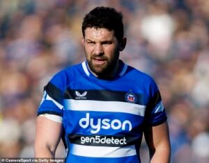 La estrella del rugby inglés Charlie Ewells ha revelado que casi le amputan el pie después de sufrir una infección.