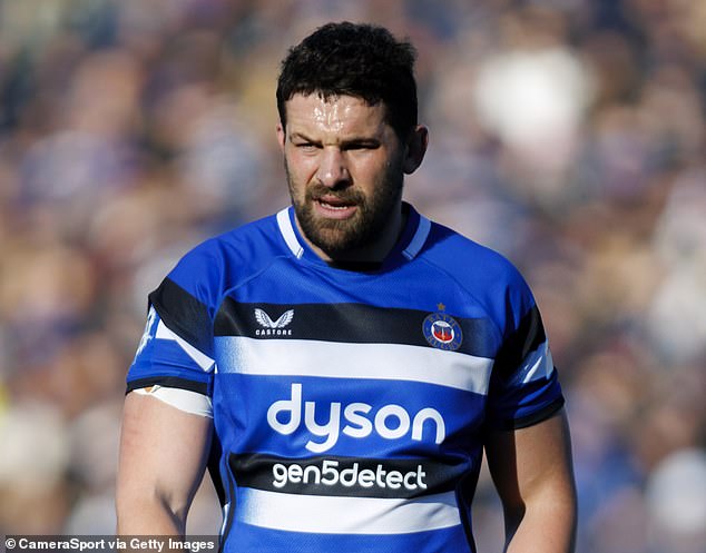 La estrella del rugby inglés Charlie Ewells ha revelado que casi le amputan el pie después de sufrir una infección.