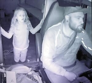 El jurado de Athena Strand llora después del video de una niña aterrorizada de 7 años haciendo preguntas inquietantes al conductor asesino de FedEx, Tanner Horner