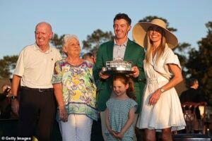 Los fanáticos con ojos de águila ven detalles conmovedores en el bolso de la madre de Rory McIlroy mientras lo veía ganar el Masters.