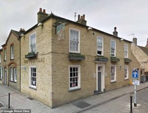 Batalla para salvar un pub catalogado de Grado II de 200 años de antigüedad de ser convertido en una sala de profesores de una escuela de £32,000 años de antigüedad