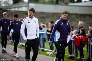 Michael Carrick estaba en la playa cuando el Manchester United se enfrentó al Leeds hace tres meses; ahora el jefe de los Red Devils insiste en que su futuro se “decidirá de una forma u otra” en el “trabajo final”.