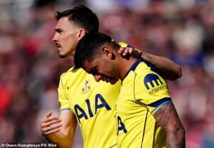 Lágrimas del capitán del Tottenham: Christian Romero acusado de enviar el ‘mensaje equivocado’ mientras su equipo se enfrenta al descenso, en una copia de su comportamiento en el partido del día