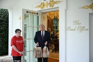 Momento en el que Trump pone a la ‘abuela Doordash’ en aprietos por un tema muy controvertido mientras le daba dinero en efectivo