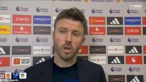 El furioso Michael Carrick tomó “una de las peores decisiones que he visto en mi vida” después de que Lisandro Martínez fuera expulsado por tirar violentamente del pelo a Dominic Calvert-Lewin, pero el viejo enemigo Roy Keane le dice al jefe del Man United que “se aguante”.