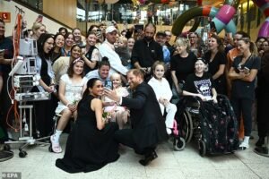 La gira semi-real de Meghan y Harry por Australia ha sido criticada por costos “inaceptables” para el contribuyente, ya que la pareja visita un refugio para personas sin hogar y un hospital infantil antes de emprender compromisos comerciales para ganar dinero.