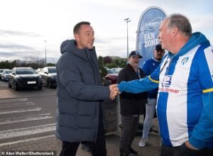 La leyenda del Chelsea, John Terry, en una ‘adquisición de £ 14 millones’ en el partido del Colchester United, ¡mientras uno de los miembros de su familia inicia el partido!