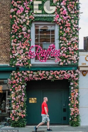 20 okupas destrozan el club privado Raffles, amado por celebridades y miembros de la realeza, durante una rave ilegal