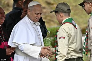 ¡Pong-Tiff! El Papa parece decepcionado después de estrechar la mano de un Boy Scout y quedar cubierto de barro