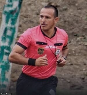 Un árbitro de fútbol fue asesinado a tiros en medio del partido frente a jugadores y espectadores después de que los atacantes irrumpieran en el campo en un momento impactante.
