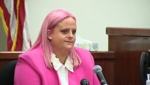 La afligida madre de Athena Strand, de 7 años, mira fijamente al asesino como conmovedor tributo a su hija