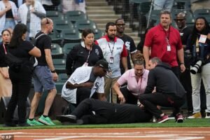 El cantante de los Chicago White Sox se desploma mientras actuaba en una horrible emergencia médica