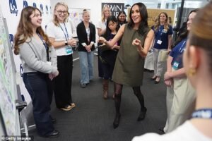 Meghan les dice a sus fanáticos que fue “intimidada en línea todos los días durante 10 años” y se convirtió en “la persona más trolleada del mundo” después de que el Príncipe Harry sufriera un momento de selfie con un reportero de la televisión australiana.
