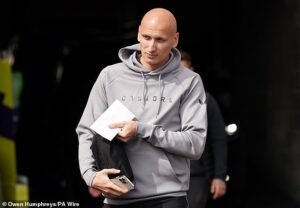 Jonjo Shelvey da sus primeros pasos como directivo en un equipo de segunda división en los Emiratos Árabes Unidos… pero insiste en que estará a salvo en una región devastada por la guerra porque “Inglaterra está llena de escoria”.