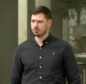 Un pasajero de Ryanair se disculpó por “agredir sexualmente a una azafata en estado de ebriedad” en un vuelo a Irlanda.