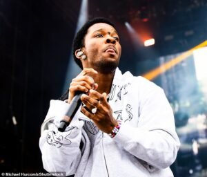 La casa de D4vd fue allanada por policías de LAPD con equipo táctico después de que lo esposaran y lo encarcelaran bajo sospecha de asesinar a una niña de 14 años encontrada en el maletero de su Tesla.