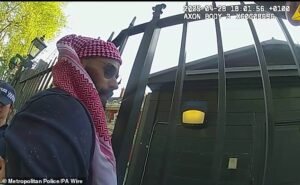 Momentos después, una pequeña embarcación saltó la valla de pasajeros e “intentó llevar a cabo un ataque terrorista con un cuchillo en la embajada de Israel en Londres”.