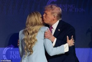 Trump abraza a Erica Kirk en un momento conmovedor mientras ella habla en el mitin de Turning Point… días después de que ella falta al evento con JD Vance