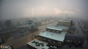 Un ciclón ‘extremadamente peligroso’ pone en riesgo a millones de personas mientras se evacua la torre de control del aeropuerto y se suspenden los vuelos… lo peor está por llegar