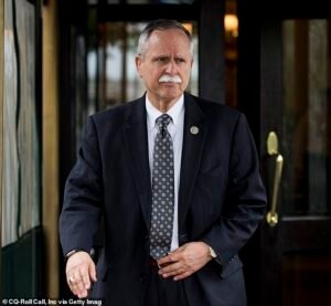 El ‘luchador’ republicano que cumplió seis mandatos en el Congreso e hizo historia al regresar a la política, muere a la edad de 79 años