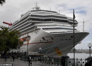 Se está llevando a cabo una búsqueda masiva de un hombre que saltó de un crucero de Carnival horas después de la muerte de un compañero de viaje.