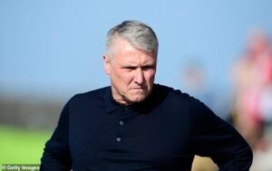 El jefe de League One en una loca carrera en taxi desde Doncaster a Londres para inaugurar su equipo después de una tragedia familiar, a pesar de que el club ya descendió