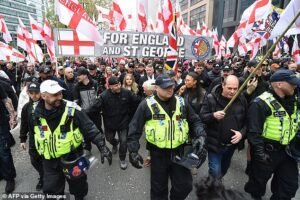 La policía realiza las primeras detenciones mientras los seguidores y contramanifestantes de extrema derecha Britain First se enfrentan a la manifestación en el centro de la ciudad de Manchester
