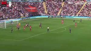 La estrella de Sidemen, Toby Brown, anota un increíble tiro libre en el partido benéfico anual contra YouTube Allstars: visto por millones en vivo en Wembley