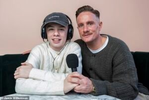 Tomando el micrófono: Con un padre como Si Ferry de Open Goal, no es de extrañar que a Frankie Ferry le guste hablar… pero a pesar de su tierna edad, este presentador en ciernes no tiene miedo de decirlo.