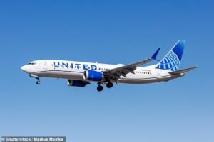 Vuelo de United Airlines se desvía y los pasajeros escapan de los toboganes de emergencia en “amenaza de bomba” mientras los pilotos escuchan un “dispositivo de pitido”