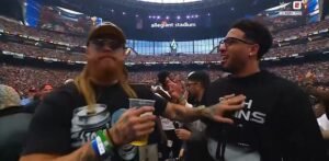 El momento en que George Kittle roba la cerveza de Tyrese Halliburton y se la bebe delante de él mientras las estrellas de la NFL y la NBA se cruzan en WrestleMania.