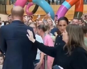 En el momento tenso, Meghan Markle mira fijamente al asesor mientras las imágenes capturan el acto sutil que hizo que la duquesa dejara escapar una sonrisa.
